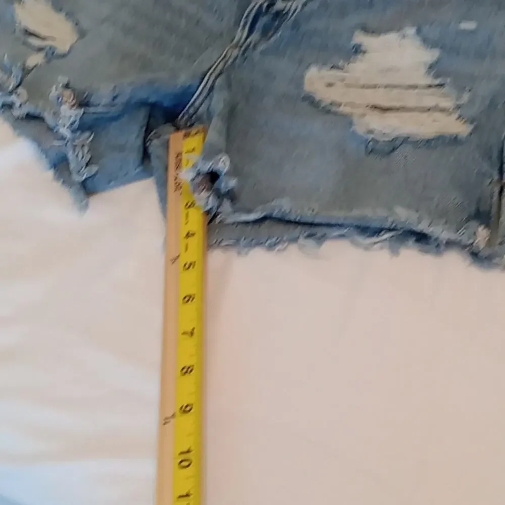 Garage Denim Juniors Vintage distressed denim cut off shorts.SIZE 9/29 Festival